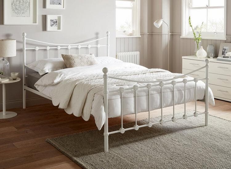 5 ways to add colour to your white bedroom